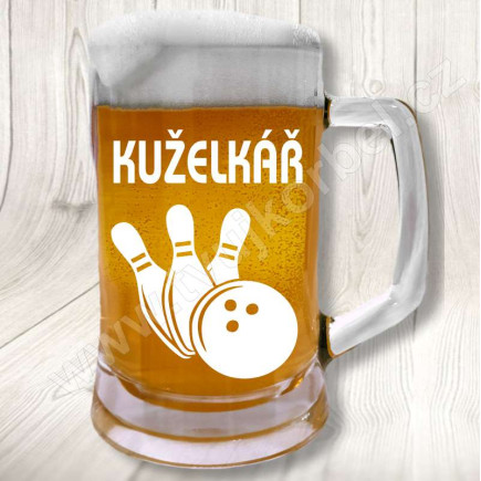 Pivní sklenice pro kuželkáře s kuželkami a míčem