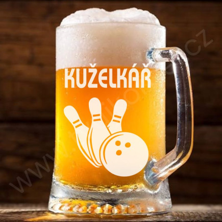 Pivní sklenice pro kuželkáře s kuželkami a míčem