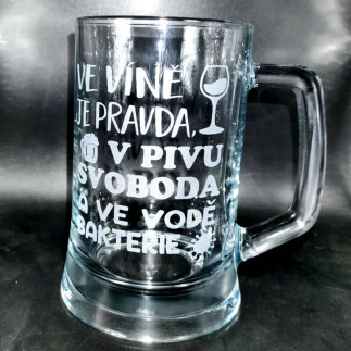 Krýgl s vtipným nápisem - Ve víně je pravda...