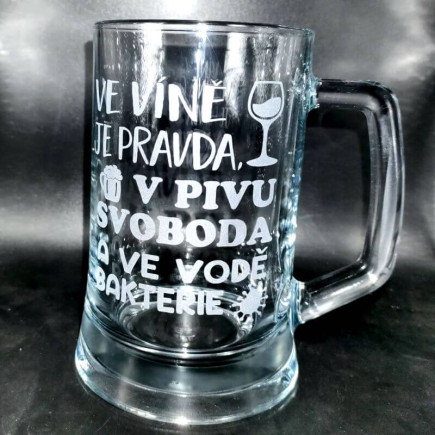 Krýgl s vtipným nápisem - Ve víně je pravda...