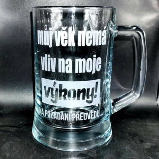 Půllitr k narozeninám s vtipným nápisem