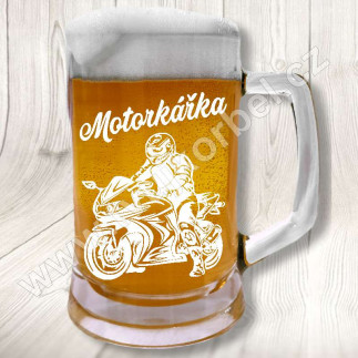 Pivní sklenice pro motorkářka