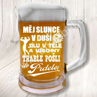 Půllitr s vtipným nápisem měj slunce v duši...