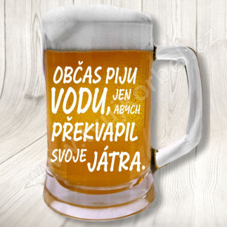 Vtipný půllitr občas piju vodu