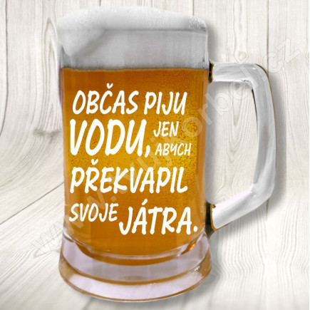 Vtipný půllitr občas piju vodu