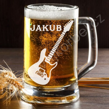 Pivní sklenice s elektrickou kytarou a se jménem