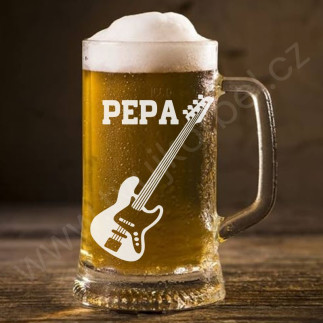 Půllitr s baskytarou a se jménem Pepa
