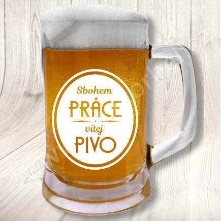 Půllitr s nápisem sbohem práce, vítej pivo