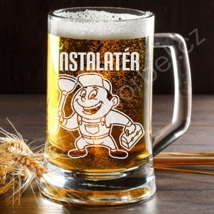Půllitr s pískovaným motivem instalatér