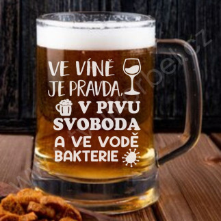 Sklenice s vtipným nápisem ve víně je pravda
