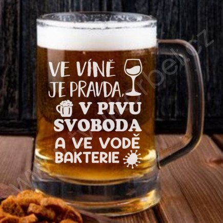 Sklenice s vtipným nápisem ve víně je pravda